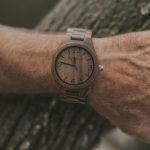 Reloj de madera en muñeca de hombre