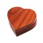 Caja de madera con forma de corazón